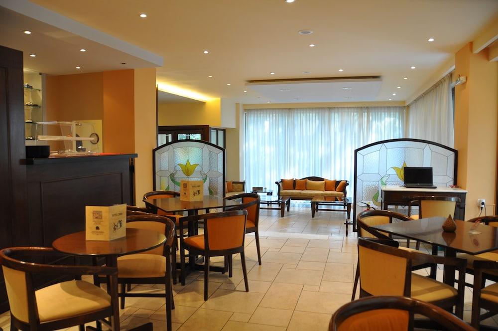 Hotel Chris Атина Екстериор снимка