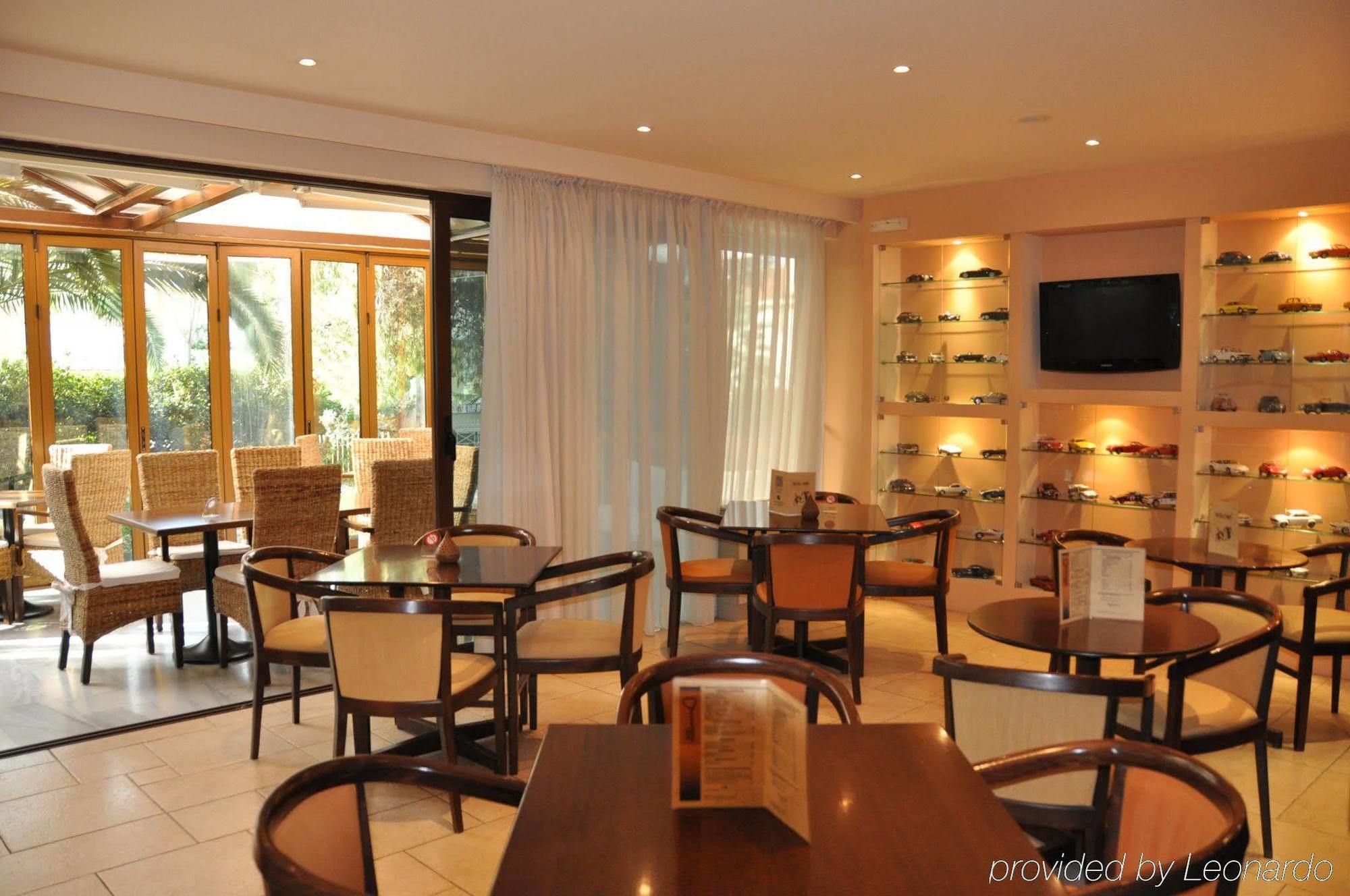Hotel Chris Атина Ресторант снимка
