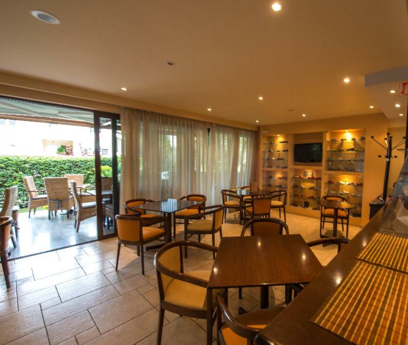 Hotel Chris Атина Екстериор снимка
